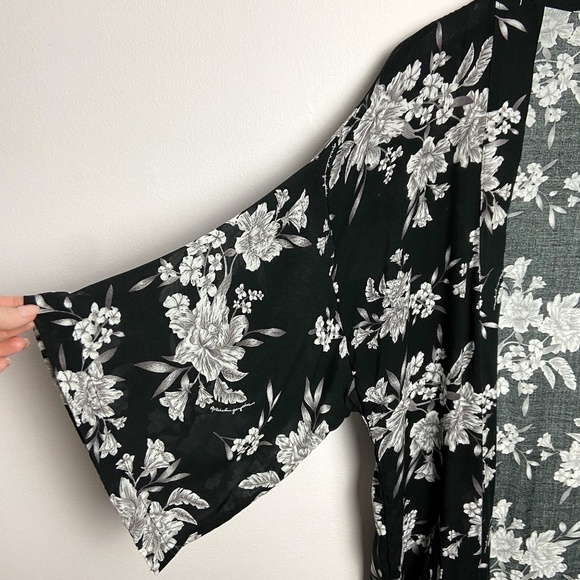 SPIRITUAL GANGSTER | Black Floral Kimono Maya Robe - Picture 7 of 10